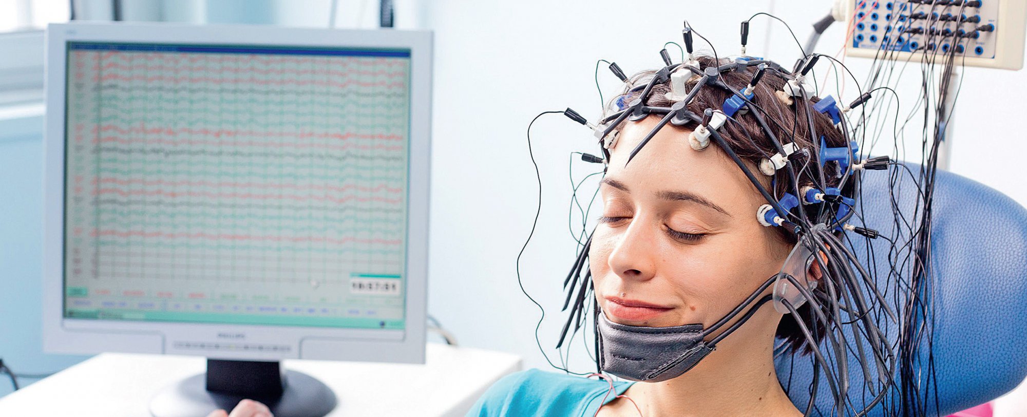 Ээг в в новгороде. Энцефалограмма головного мозга. РЭГ И ЭЭГ. Электроэнцефалография (ЭЭГ). Электроэнцефалография головного мозга (ЭЭГ).